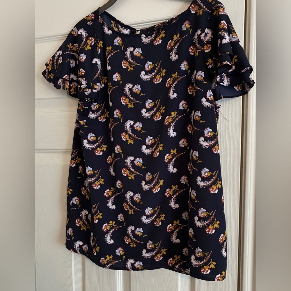Banana Republic Floral Navy Blouse Size M Soft Polyester. Colorful. Cap sleeve.